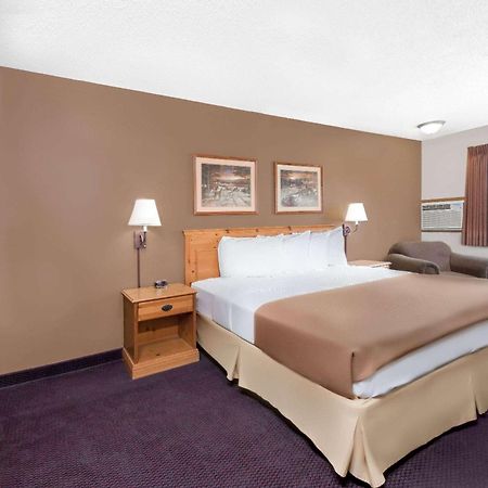 Super 8 By Wyndham Chamberlain Sd Hotel Екстериор снимка