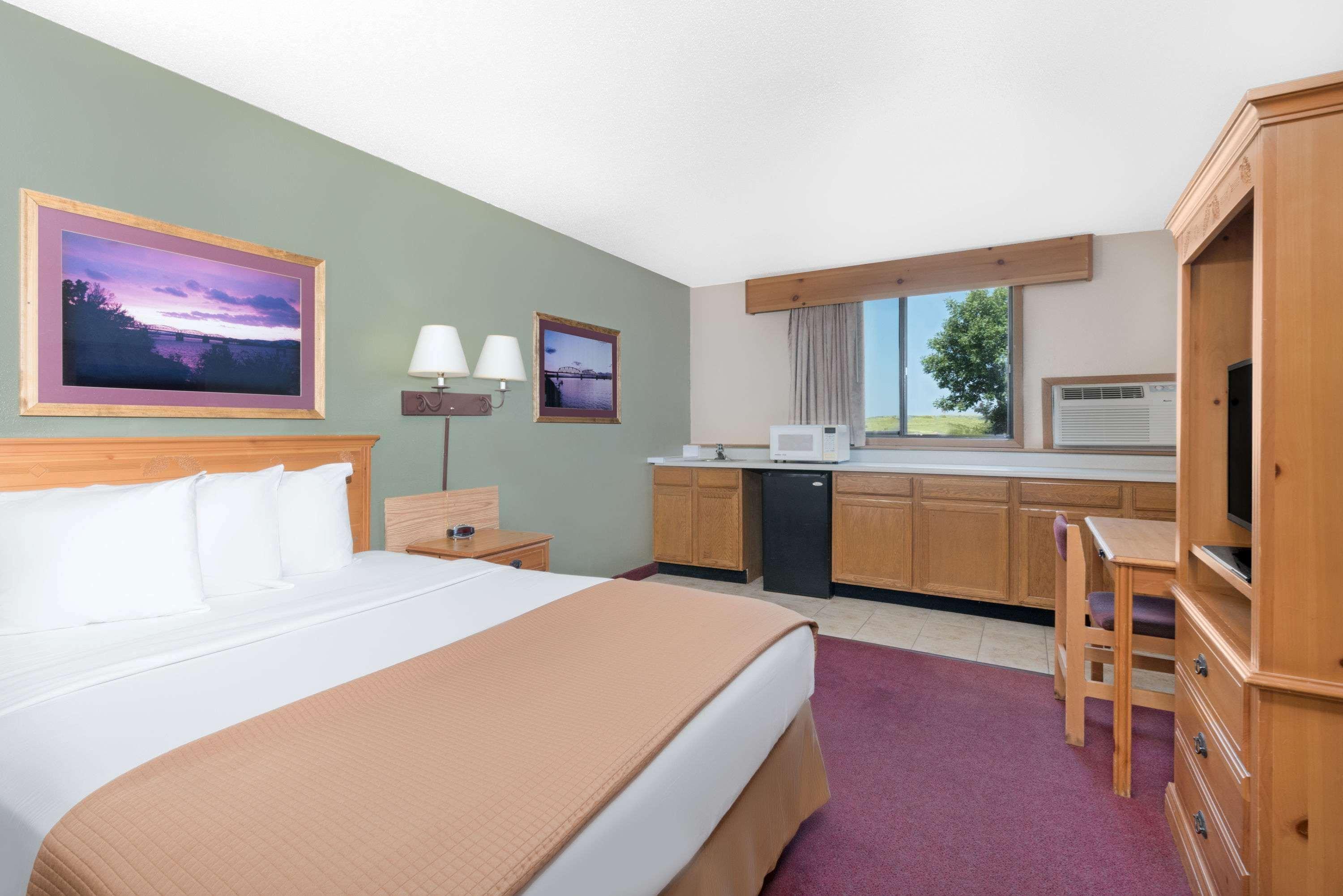 Super 8 By Wyndham Chamberlain Sd Hotel Екстериор снимка
