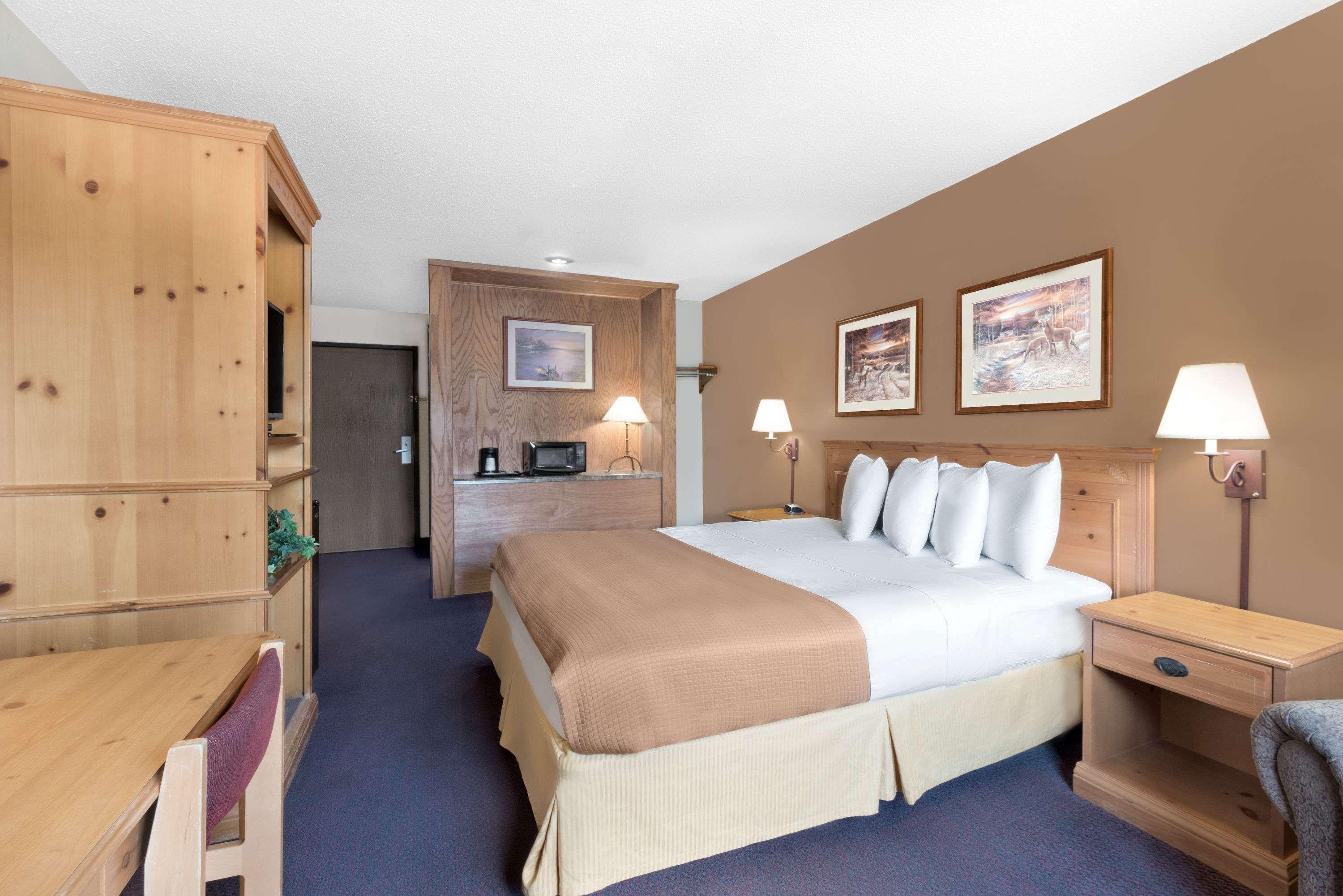 Super 8 By Wyndham Chamberlain Sd Hotel Екстериор снимка