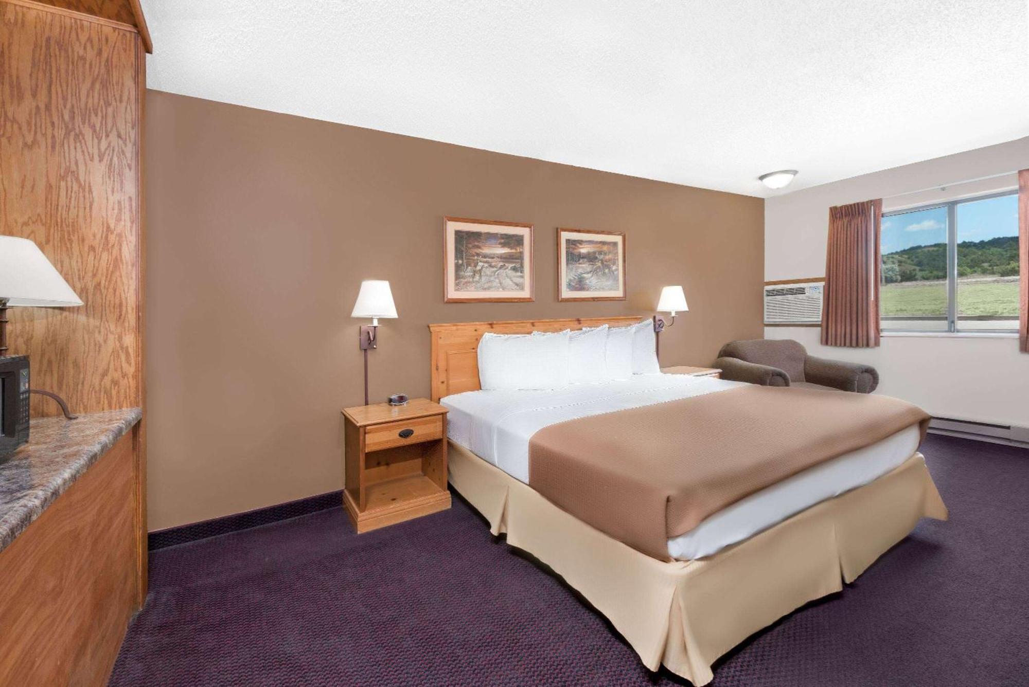 Super 8 By Wyndham Chamberlain Sd Hotel Екстериор снимка