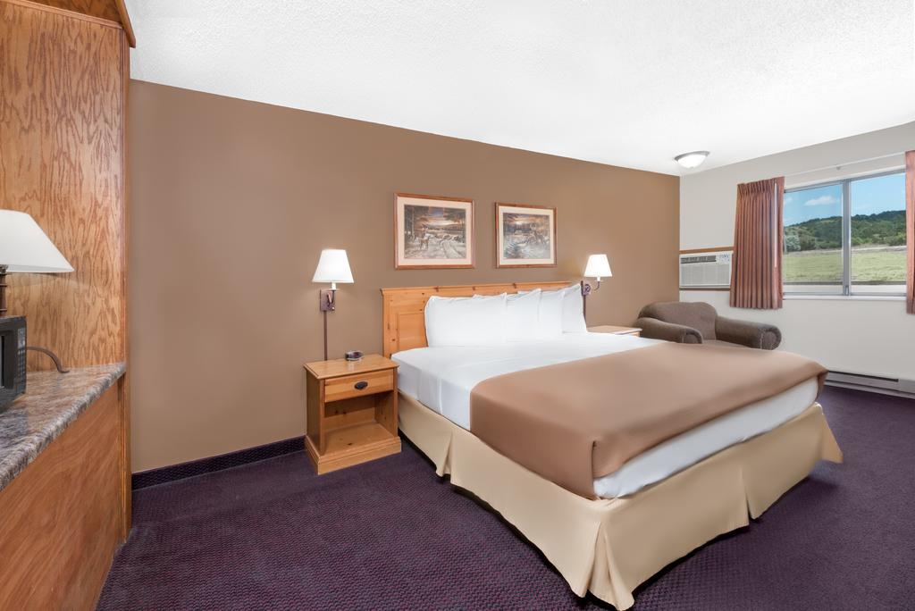 Super 8 By Wyndham Chamberlain Sd Hotel Екстериор снимка