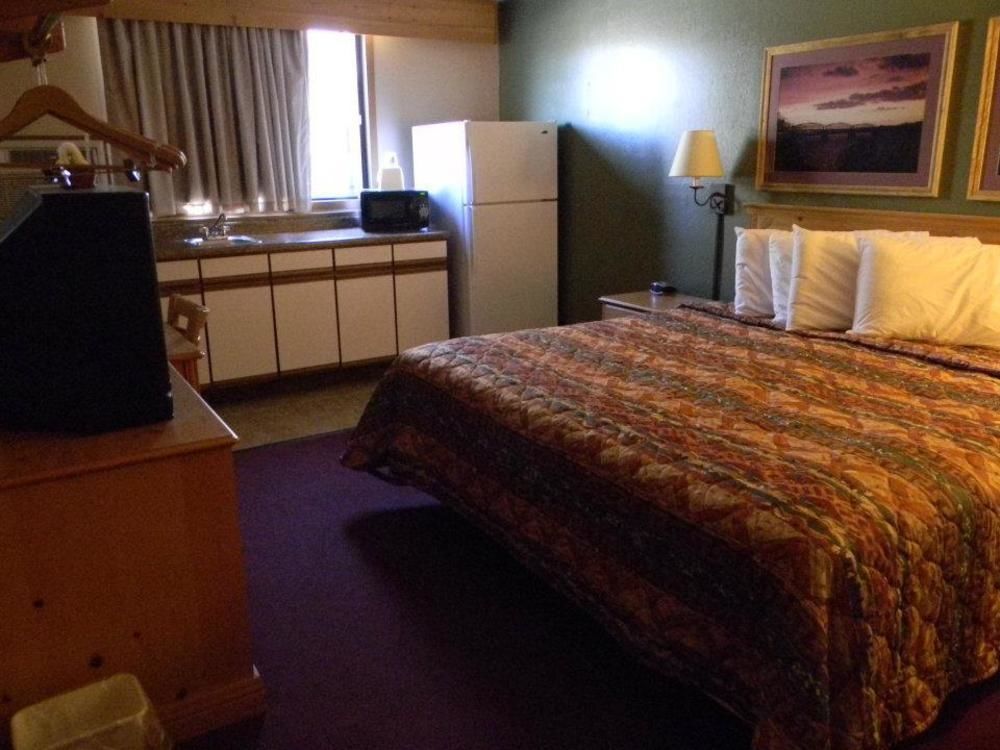 Super 8 By Wyndham Chamberlain Sd Hotel Екстериор снимка